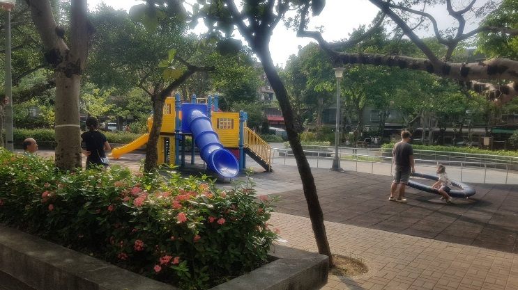 聯成公園成為大人小孩通通都愛的在地人私房休閒點。   圖：台北市工務局提供