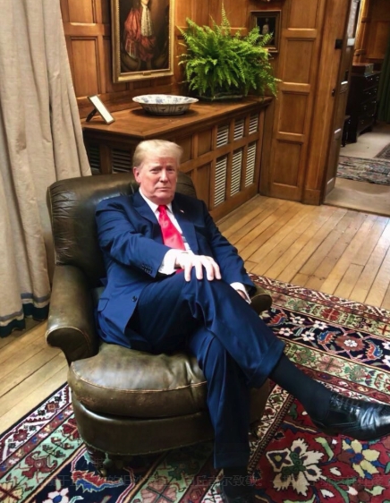 美國總統川普今(14)日訪英，坐在昔日英國首相邱吉爾的沙發向他致敬。   圖：翻攝川普推特