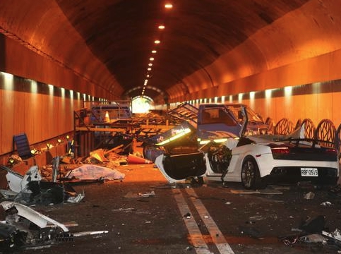 富少游瀚甯7月7日狂飆自強隧道，造成2死3傷的死亡車禍。   圖：翻攝爆料公社