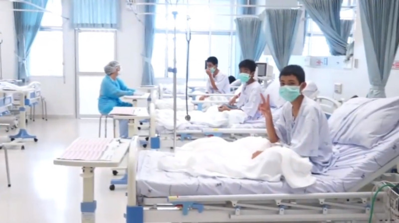 泰國衛生部長皮雅薩柯今(14)日表示，12名從泰北淹水洞穴獲救的少年將於下週出院。   圖：翻攝泰國海軍臉書