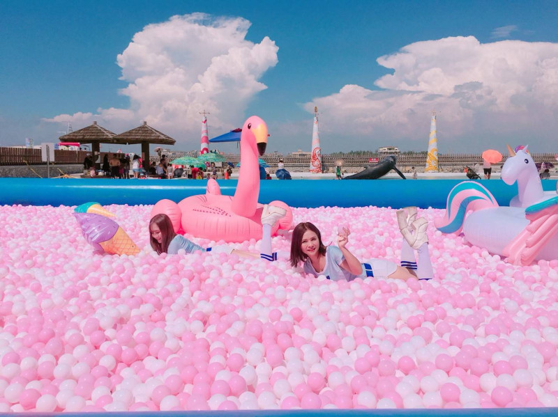 東石漁人碼頭海之夏祭的「網美夢幻球池趴」。   圖：嘉義縣政府/提供