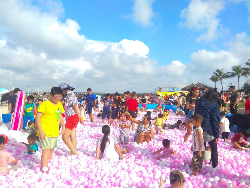 滿滿的粉紅色小球，大朋友小朋友都愛玩。   圖：嘉義縣政府/提供
