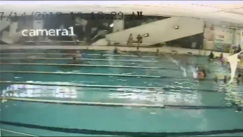 北市南港運動中心室內游泳池，今天上午十時許天花板輕鋼架竟突然崩落。   圖：翻攝高嘉瑜臉書