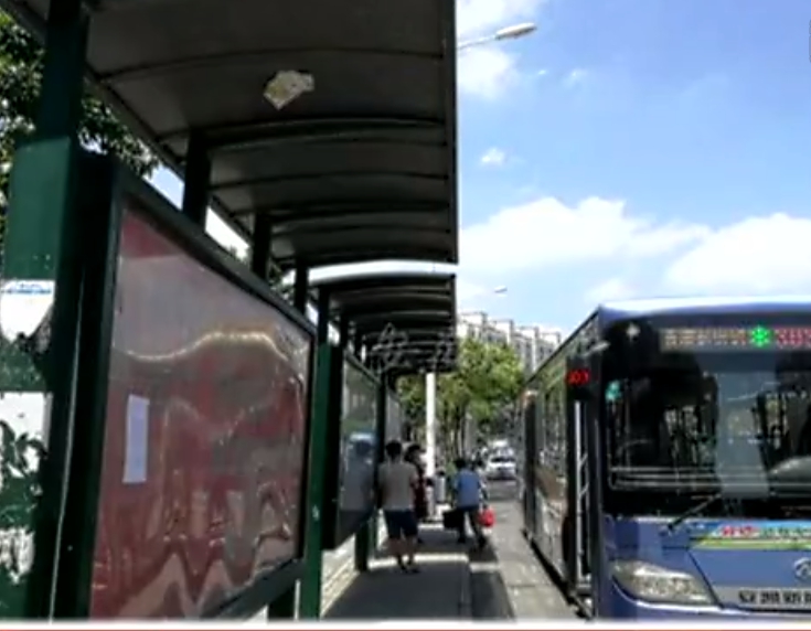 中國合肥市近日被查出有45座公車亭是未獲審批的違建。   圖：翻攝自遼寧衛視