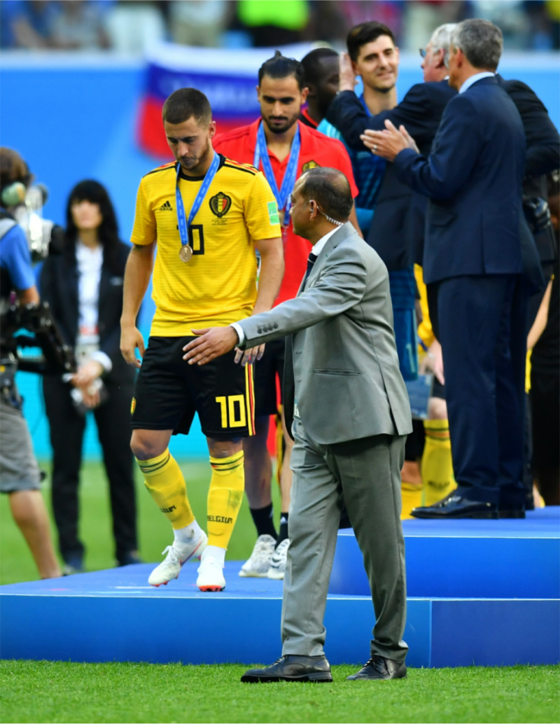 本屆世界盃季軍戰賽後舉行頒獎，下半場第82分鐘為比利時踢下第2分保險分的哈札德（Eden Hazard ，黃色10號球衣），獲頒銅牌後走下臺階。   圖：達志影像/路透社