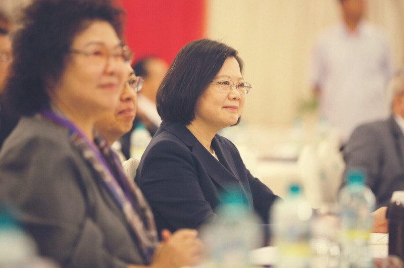 總統府秘書長陳菊、總統蔡英文（由左至右）15日出席民進黨「改革政績一定營」活動。   圖：民進黨提供