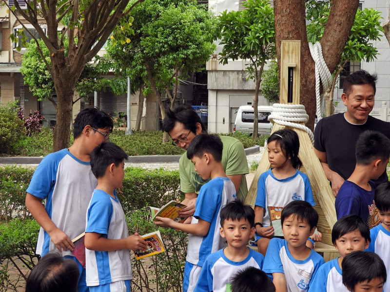 昌隆公園的方舟書席,以草地為海、以人心為港口,象徵即將遠航把滿滿有人情味的蒲公英種子散播出去,讓前來的居民可以暫時遠離城市喧囂來到公園閱讀好書。 圖:台北市工務局提供