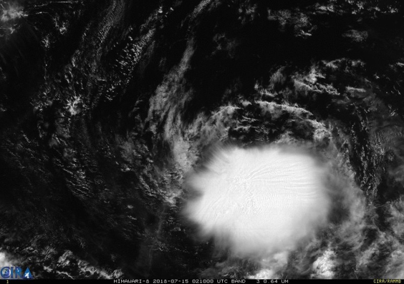 鄭明典稍早也在FB上表示，目前此低氣壓在菲律賓東方海面，從目前雲圖觀測下，可以看到清楚看見完整低層環流和近中心的密雲區發展，算是個顯著天氣系統。   圖：翻攝自鄭明典FB