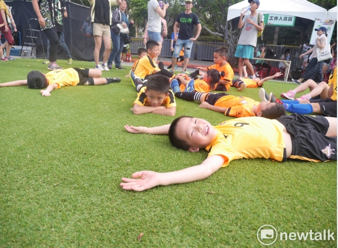 足球小將躺在草地上享受涼風吹拂。   圖：聶良恩、張嘉哲／攝
