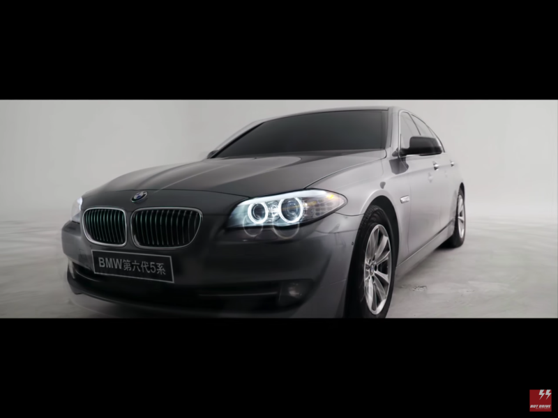 BMW在中國的合資企業為「華晨寶馬」，由BMW與中國華晨集團合資成立，負責生產BMW在中國市場銷售的部份中低價位車款。目前BMW持有50%股份，華晨持股40.5%，企業所在地的瀋陽市則占9.5%。   圖：翻攝自中國寶馬BMW  G30/G38廣告影片