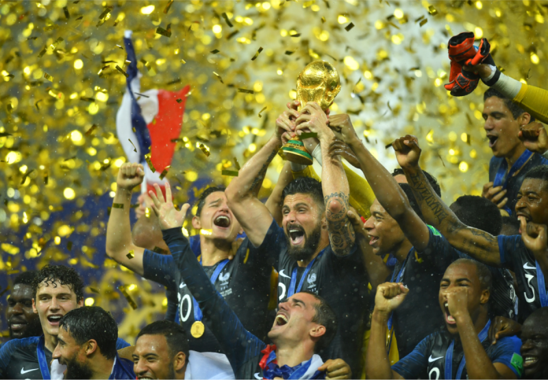 終場法國以4比2獲勝，拿下隊史第2座世界盃冠軍，輸球的克羅埃西亞雖獲亞軍，但已改寫1998年拿下季軍的隊史最佳紀錄。圖為法國隊全體成員領獎後，前鋒吉魯（Olivier Giroud ）高舉大力神盃，眾人笑得合不攏嘴。   圖：達志影像/路透社