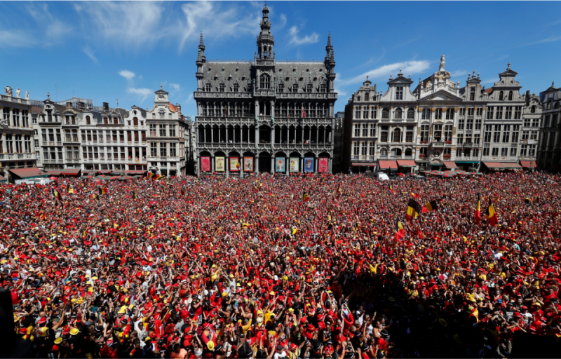 遊行來到終點在大廣場（Grand Place），比利時球員被安排在市政廳平台上接受成千上萬球迷英雄式的歡呼。   圖：達志影像/路透社