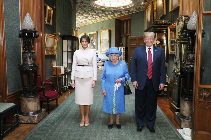 美總統川普訪問英國，先是放話干涉內政，又在覲見英國女王伊麗莎白二世時多次踩地雷，說話失言、行為失禮。   圖 : 中央社