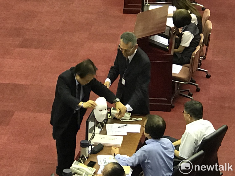 民進黨台北市議員王世堅今日贈送素顏面具給柯文哲。   圖 : 曾薏伃 / 攝