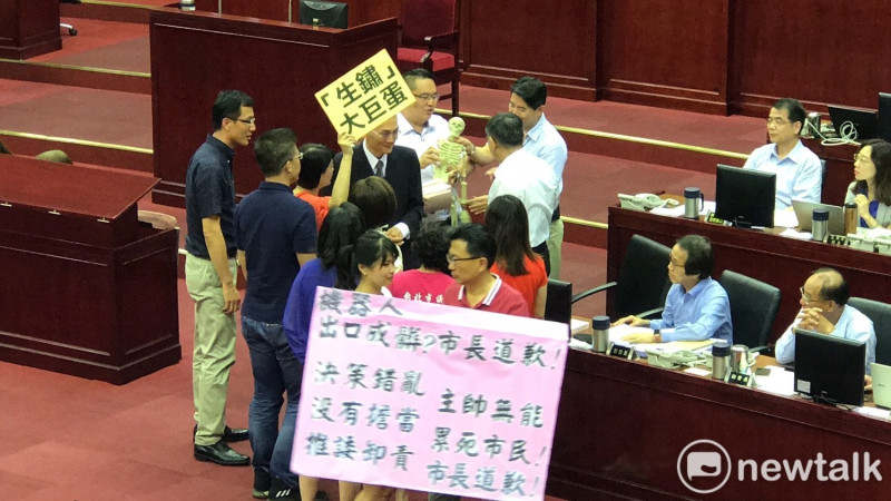 國民黨議員拒絕台北市長柯文哲的施政報告，一起退還給柯。   圖：曾薏伃 / 攝