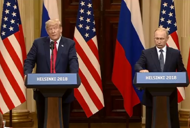 美國總統川普和俄羅斯總統普亭16日在芬蘭首都赫爾辛基舉行高峰會，會後
召開聯合記者會。   圖：翻攝Youtube