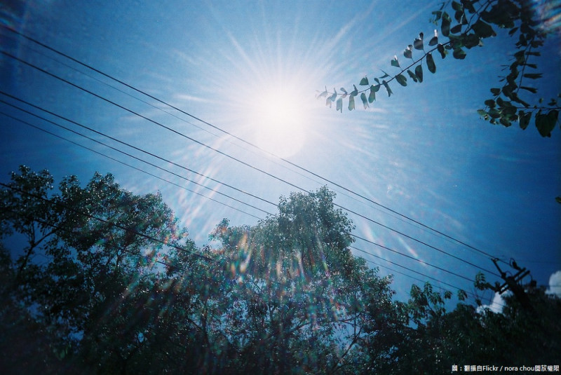 全台夏季各地飆高溫，民眾需注意防曬及熱傷害。   圖：翻攝自Flickr／nora chou開放權限