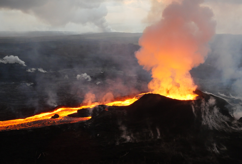 美國夏威夷基拉韋厄火山5月開始，噴發加劇，目前已經摧毀700多間房屋。   圖：翻攝夏威夷火山國家公園臉書
