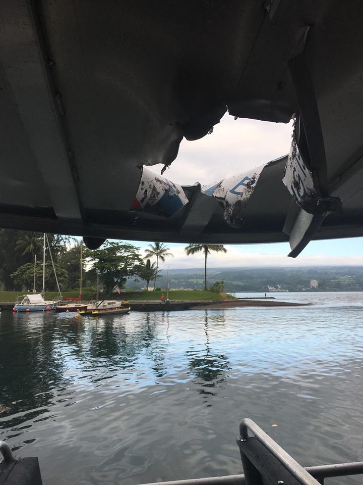 夏威夷1艘經營觀賞熔岩入海的觀光船遭到熔岩擊中，船頂破了大洞，23人受傷。   圖：翻攝夏威夷火山國家公園臉書