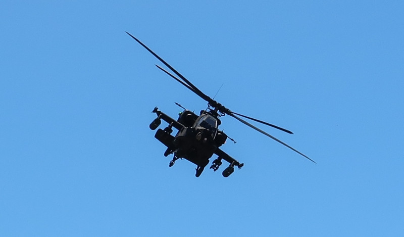 阿帕契攻擊直升機作戰部隊17日成立，展現優良飛行能力。   圖：林朝億/攝