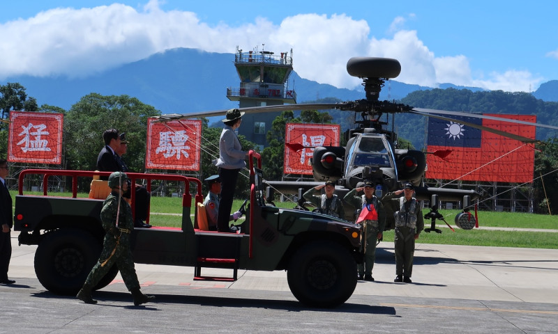 總統蔡英文校閱阿帕契攻擊直升機。   圖：林朝億/攝