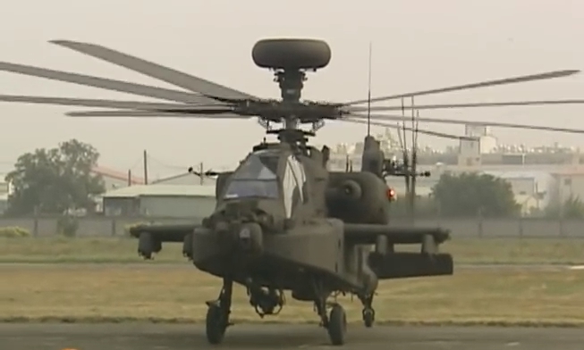 AH-64E阿帕契攻擊直升機擁有強大火力及高科技，號稱現代最強戰鬥直升機。   圖：翻攝國防部發言人Youtube