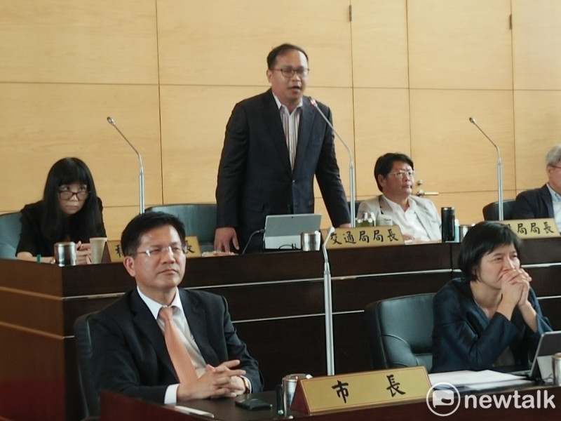 王義川在市議會向藍營議員道歉，仍被指態度不佳。   圖 : 唐復年/攝