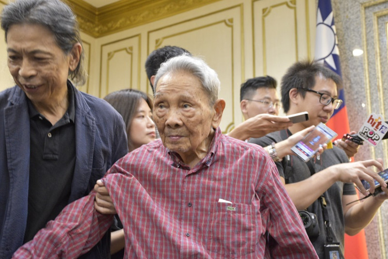 蔣絜安的公公鍾肇政，高齡94歲，下午也出席與會。   圖：陳佩君 / 攝
