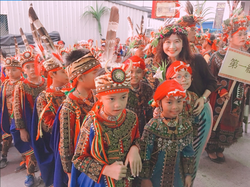舉辦收穫祭慶典，族人們彼此拉起手共同載歌載舞，象徵及宣告部落在魯凱文化，有了新的收穫並得以永續傳承。   圖：屏東縣政府/提供
