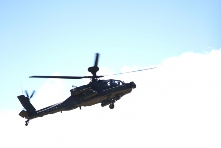 陸航601旅17日舉行「AH-64E直升機全作戰能力成軍典禮」，以空中展示，呈現精銳戰力。   圖：翻攝軍聞社