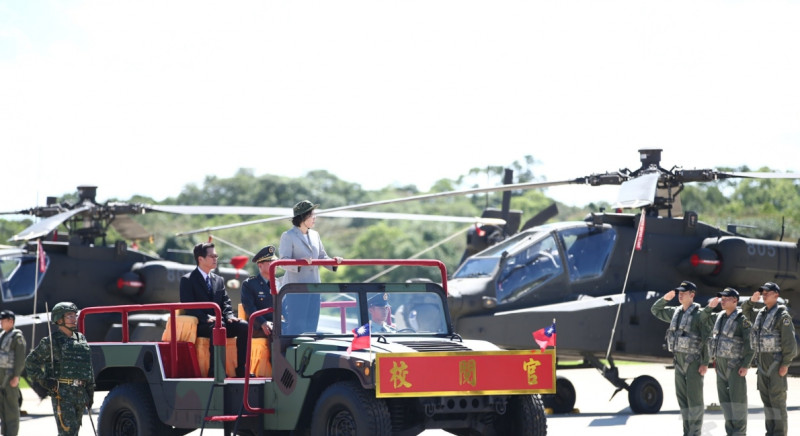 蔡英文總統主持「AH-64E直升機全作戰能力成軍典禮」，校閱部隊官兵。   圖：翻攝軍聞社