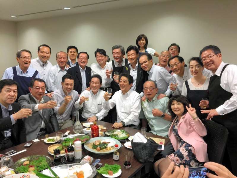 日本首相安倍晉三（中）等人5日晚間出席懇談會「赤坂自民亭」拍下的合照，重挫安倍政府形象。   圖：翻攝自西村康稔推特