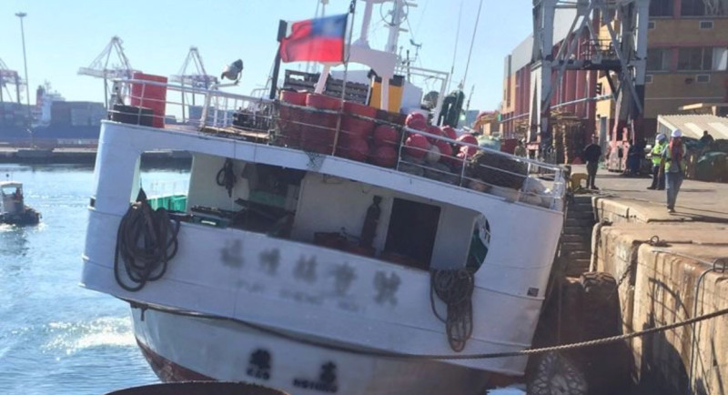 歐盟官員稽核台灣漁業改善狀況，卻碰上福甡11號似乎有許多違法行為。漁業署長表示相關調查仍進行中，並認為個案應不影響解除黃牌與否。   圖：翻攝ILO Twitter