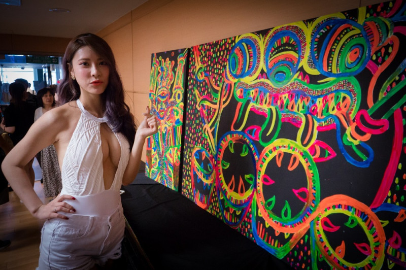 同時音樂祭更邀請來自不同國家的8位塗鴉藝術家，創作螢光畫作等大型裝置藝術。   圖：新北市觀旅局提供
