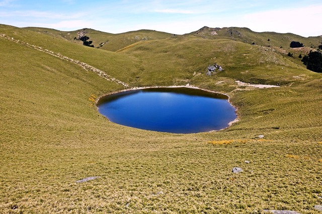 位於海拔3,310公尺的嘉明湖，被稱做天使的眼淚，鍾姓男子在這裡向陳姓女子求婚。   圖：翻攝台東縣觀光局