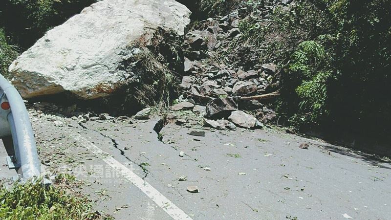 南橫公路過六口溫泉距離利稻部落2公里處，18日中午發生坍方，一塊281噸重巨石落在馬路上，造成交通中斷。   圖：中央社