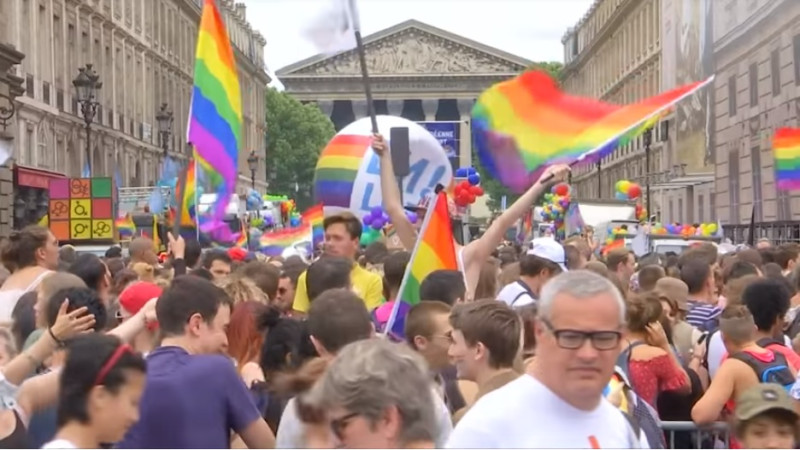 繼5年前承認同性婚姻合法化，法國政府平權政策又跨進一步，預計年底前提案修法，讓女同性戀者和單身女性可借助醫學人工生殖（PMA）。   圖：翻攝YouTube