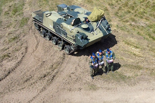 俄羅斯「BTR-MDM」空降戰車參與聯合軍事演習，空投成功著陸，車上3名士兵安然走出裝甲車。   圖：翻攝波蘭「ALTAIR」網站