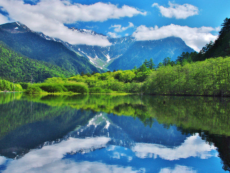 「日本阿爾卑斯山」之稱的上高地，印入眼簾那山嶺連峰倒映在湖畔上的絕美景象，令人流連忘返。   圖：易遊網提供