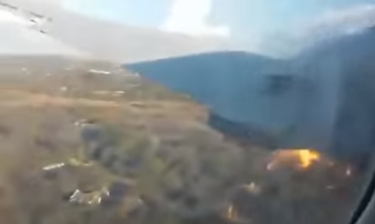 飛行過程中，飛機的左引擎起火燃燒、不斷冒出黑煙，甚至出現小爆炸。   圖：翻攝影片