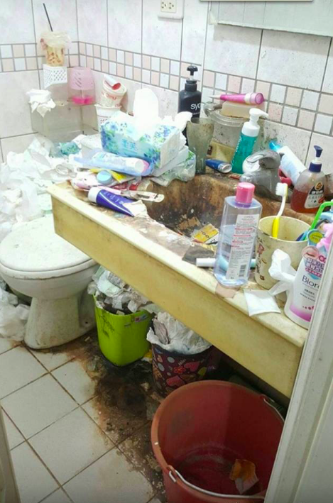 女孩家的廁所凌亂，洗手台都是黑的。   圖：翻攝臉書