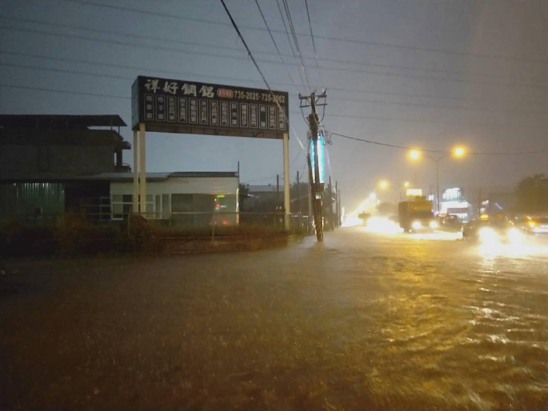 高雄市今天下午開始大雷雨，導致多處積水。   圖：高雄市議員邱俊憲臉書