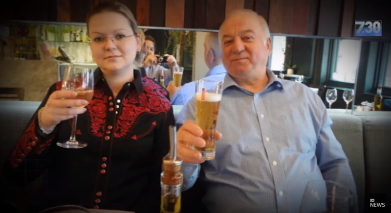 英國的索爾茲伯里市（Salisbury）今天又發生下毒案疑雲，2人在餐廳吃飯時身體不適，其中一人是俄國人。圖為在英國遭毒害的俄羅斯雙面間諜斯克里帕爾（右）與女兒。      圖：翻攝YouTube/ABC News (Australia)
