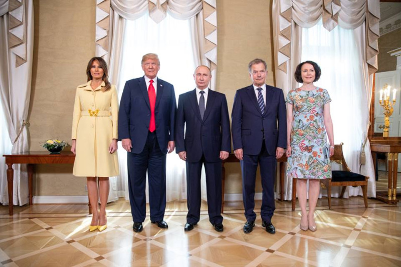 美國總統川普（左二起）與俄羅斯總統普亭，在芬蘭總統倪尼斯托的安排下會面，左為美國第一夫人梅蘭妮亞，右為芬蘭第一夫人燕妮。   圖：翻攝美國白宮臉書
