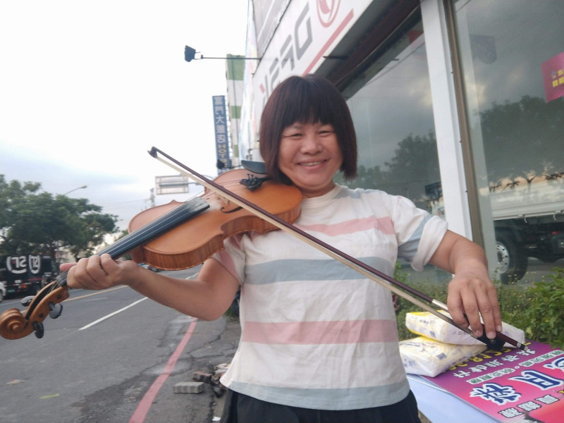 蔣月惠也常在路邊拉小提琴，替弱勢團體募款。   圖：翻攝自蔣月惠縣議員服務專區／臉書