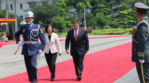 2017年巴拉圭總統卡特斯訪台蔡英文總統迎接。   圖 : 看中國
