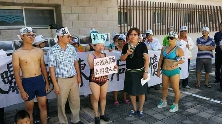 縣立游泳池拆除，蔣月惠穿泳裝到場抗議。   圖：翻攝自蔣月惠臉書