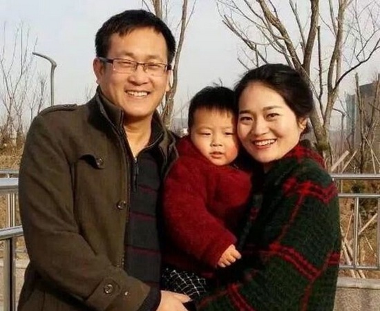 中國維權律師王全璋與妻子與小孩合影。   圖 : 翻攝自人民報