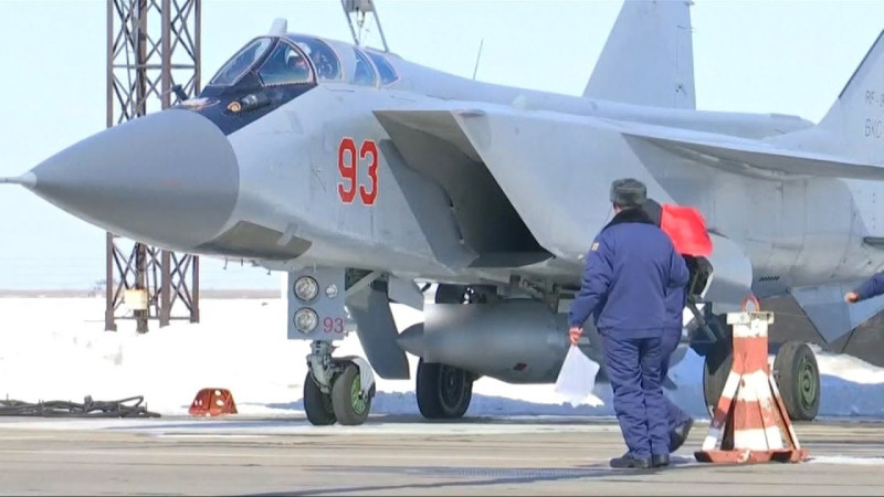 俄羅斯米格-31（MiG-31）戰機，攜帶高精準度的「匕首」（Kinzhal）飛彈。   圖 : 翻攝自youtube