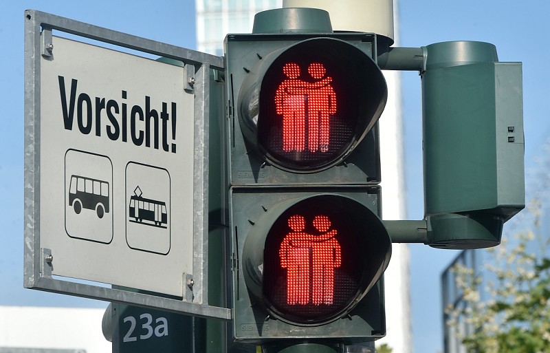 法蘭克福的同性伴侶紅綠燈設在全城最熱鬧的商圈采爾大道（Zeil）上的康士坦伯勒崗哨（Konstablerwache）。在市府負責多元族群政策的官員韋柏（Sylvia Weber）表示，這些紅綠燈伴侶象徵的是同性戀、雙性戀和跨性別者族群在法蘭克福的地位，以及他們帶給這個城市的正面貢獻。   圖/翻攝自Queer Communications GmbH, Cologne